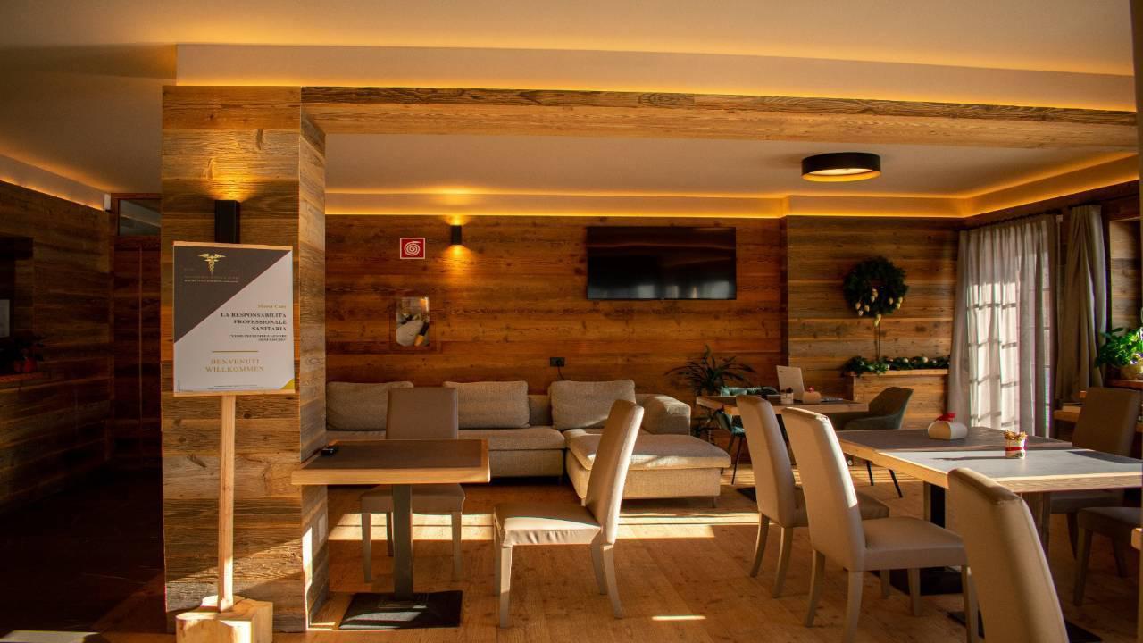 Hotel Leonard ノーヴァ・ポネンテ エクステリア 写真