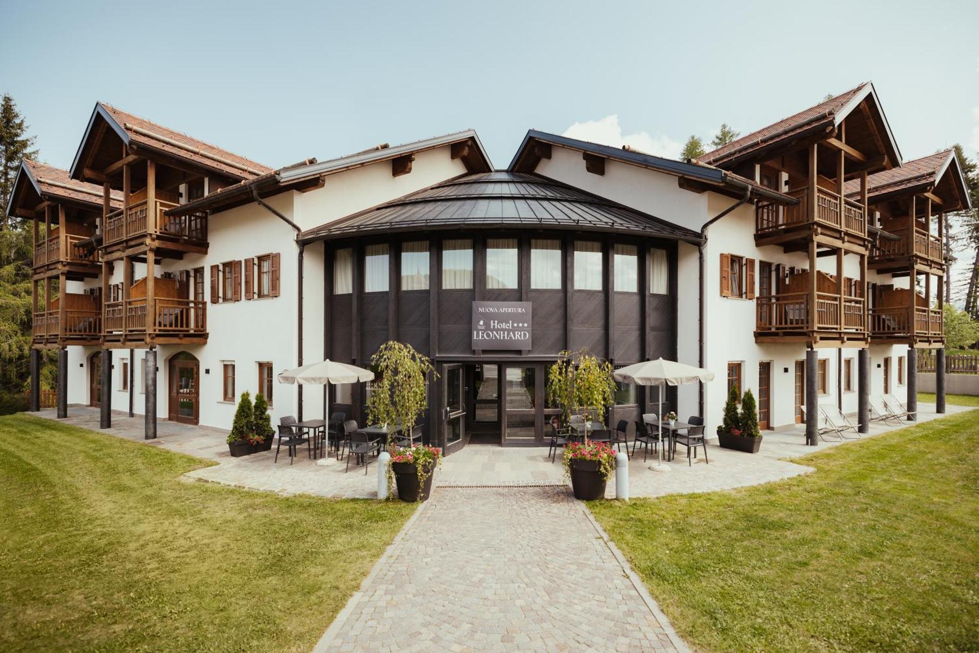 Hotel Leonard ノーヴァ・ポネンテ エクステリア 写真